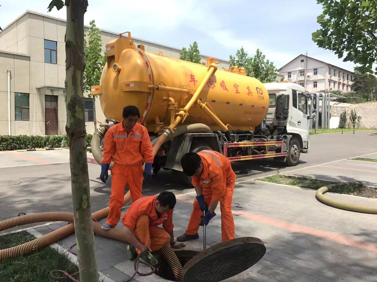 皂市镇化粪池清理与5-8吨吸粪车施工效率分析
